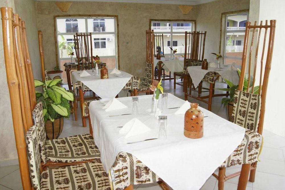Bamboo Garden Hotel Serrekunda Ngoại thất bức ảnh