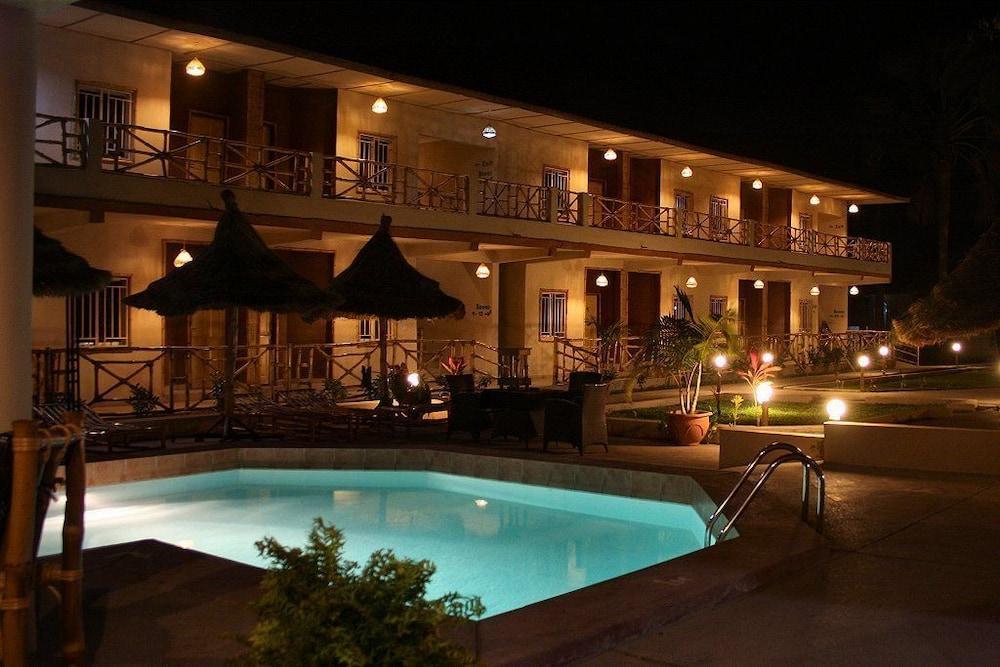 Bamboo Garden Hotel Serrekunda Ngoại thất bức ảnh